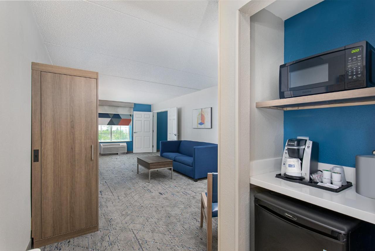 Holiday Inn Express & Suites Columbus At Northlake By Ihg Eksteriør bilde
