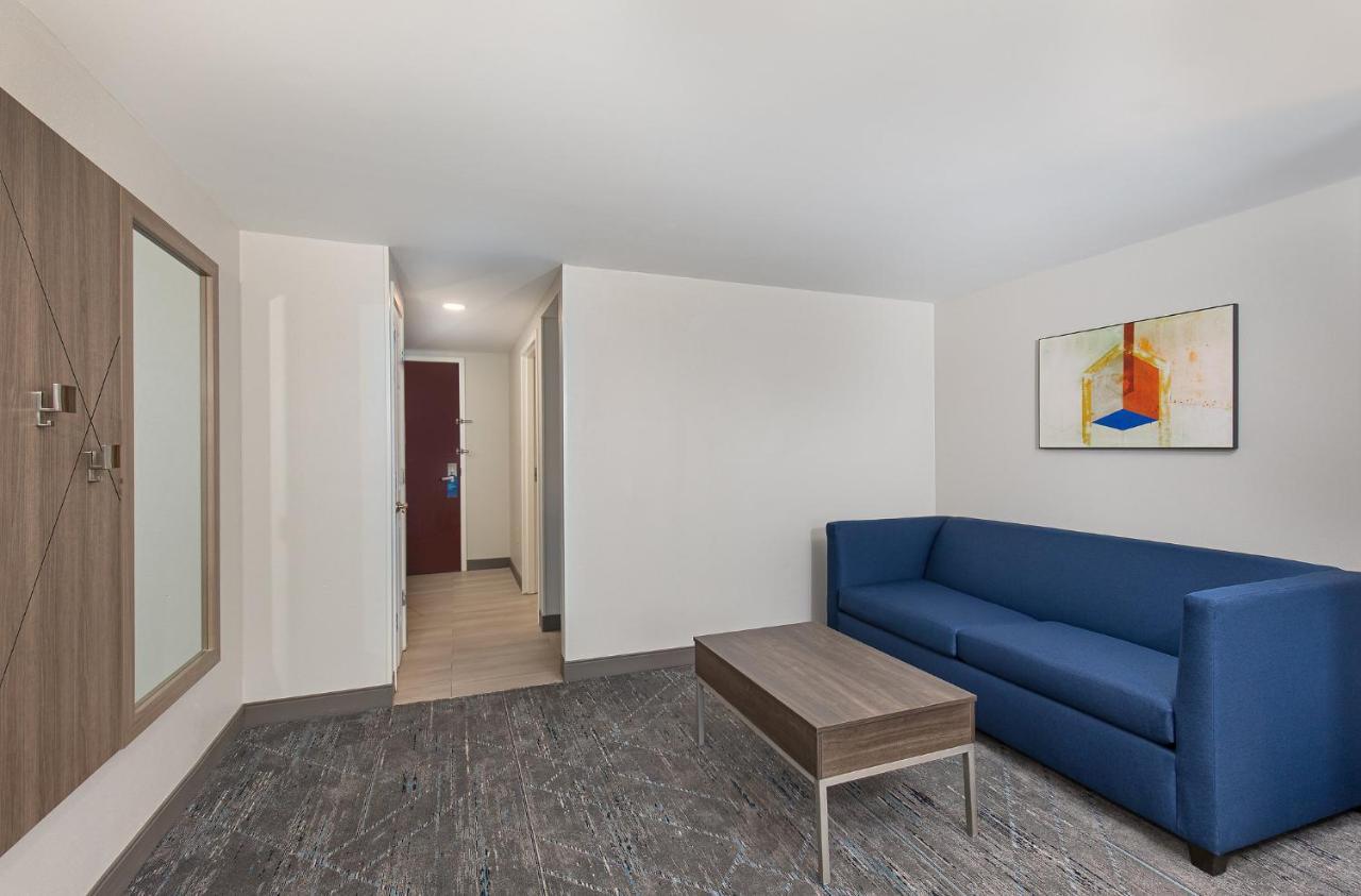 Holiday Inn Express & Suites Columbus At Northlake By Ihg Eksteriør bilde