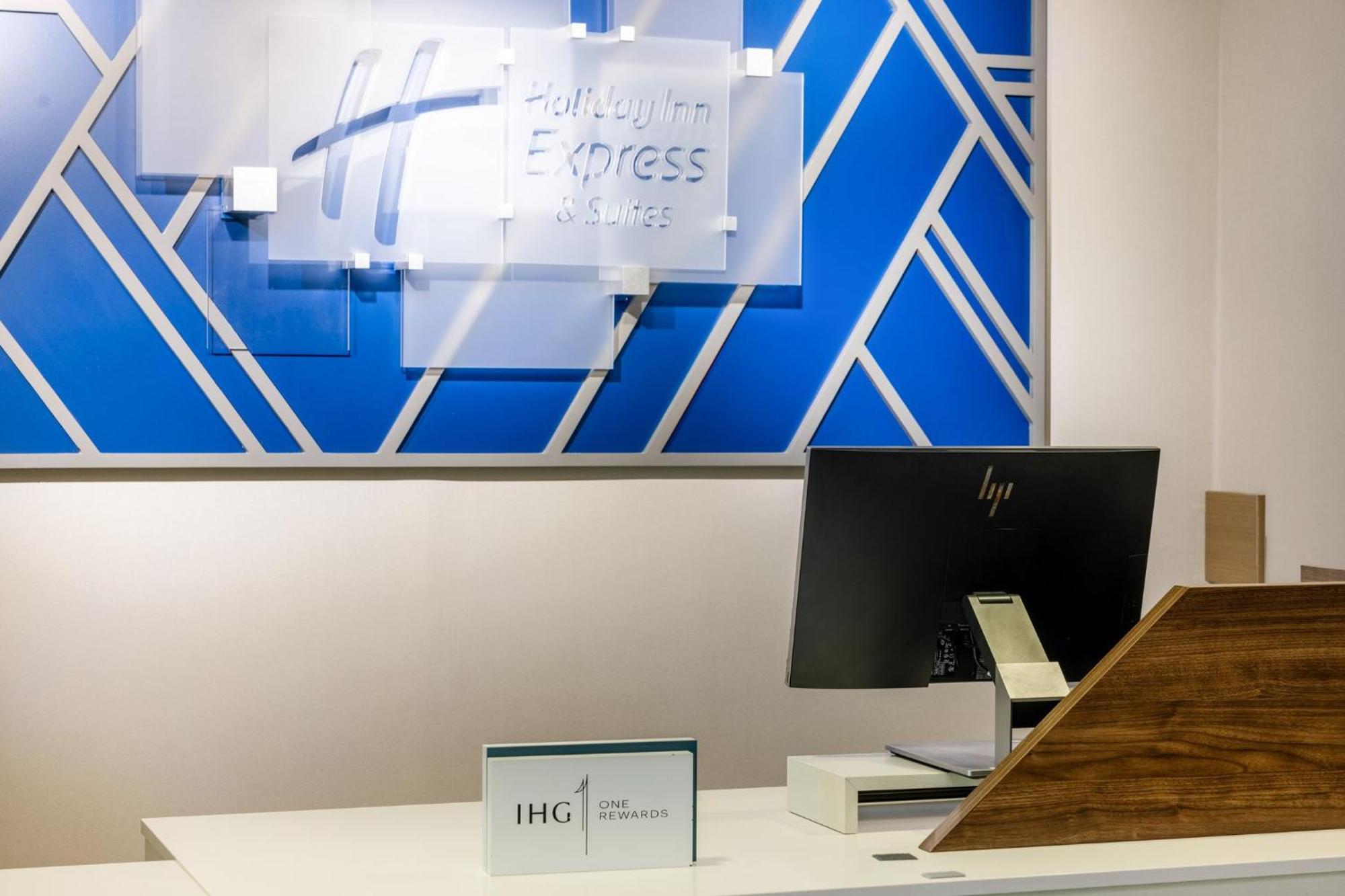 Holiday Inn Express & Suites Columbus At Northlake By Ihg Eksteriør bilde