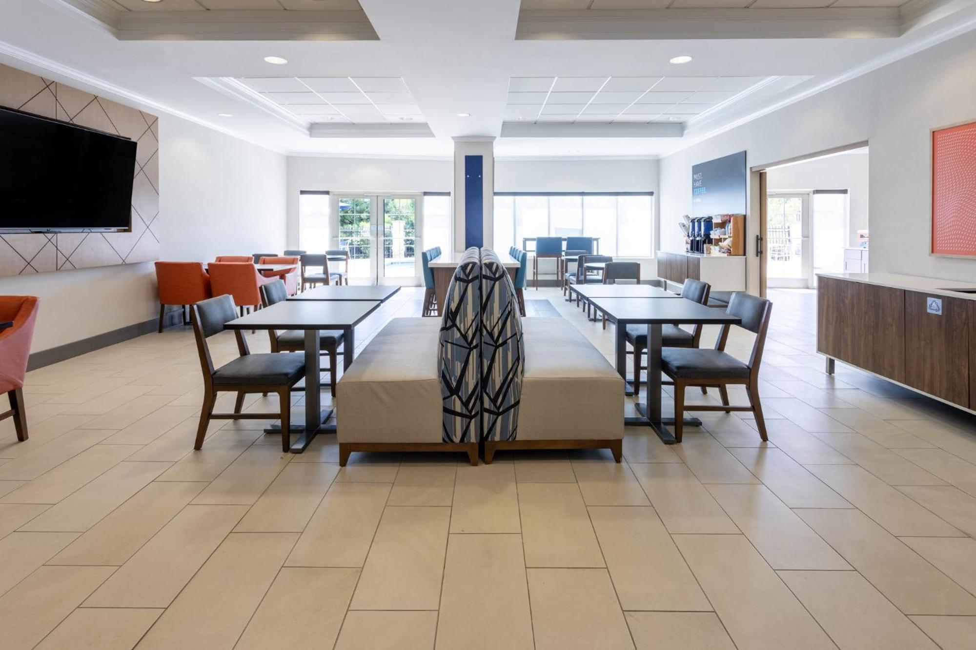 Holiday Inn Express & Suites Columbus At Northlake By Ihg Eksteriør bilde