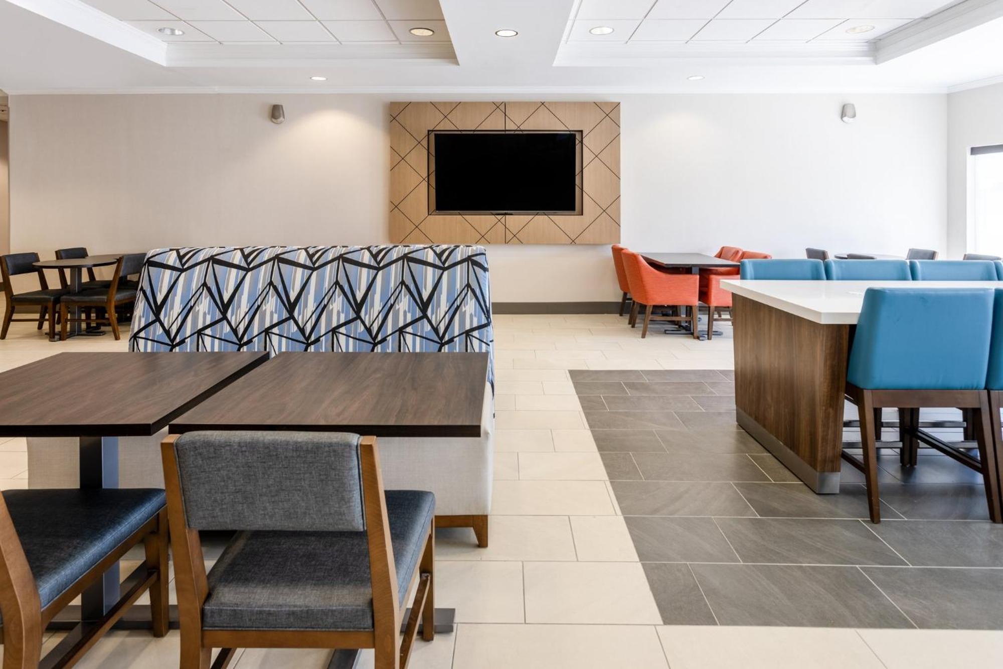 Holiday Inn Express & Suites Columbus At Northlake By Ihg Eksteriør bilde